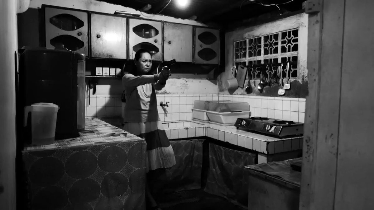 هناك دائماً لحظه مهمه في أفلام لاف دياز (عادةً ما تكون هناك ساعتين أو ثلاث ساعات متبقيه حتى النهايه) تبدأ فيها المواقف التي يخلقها في الانهيار ويسقط عليها حجر الزمن الشخصيات التي كنت تتابعها و من هناك يصبحون ملعونين مثل الكائنات التي تعيش في مرحلةً ما قبل نهاية العالم الدائمه