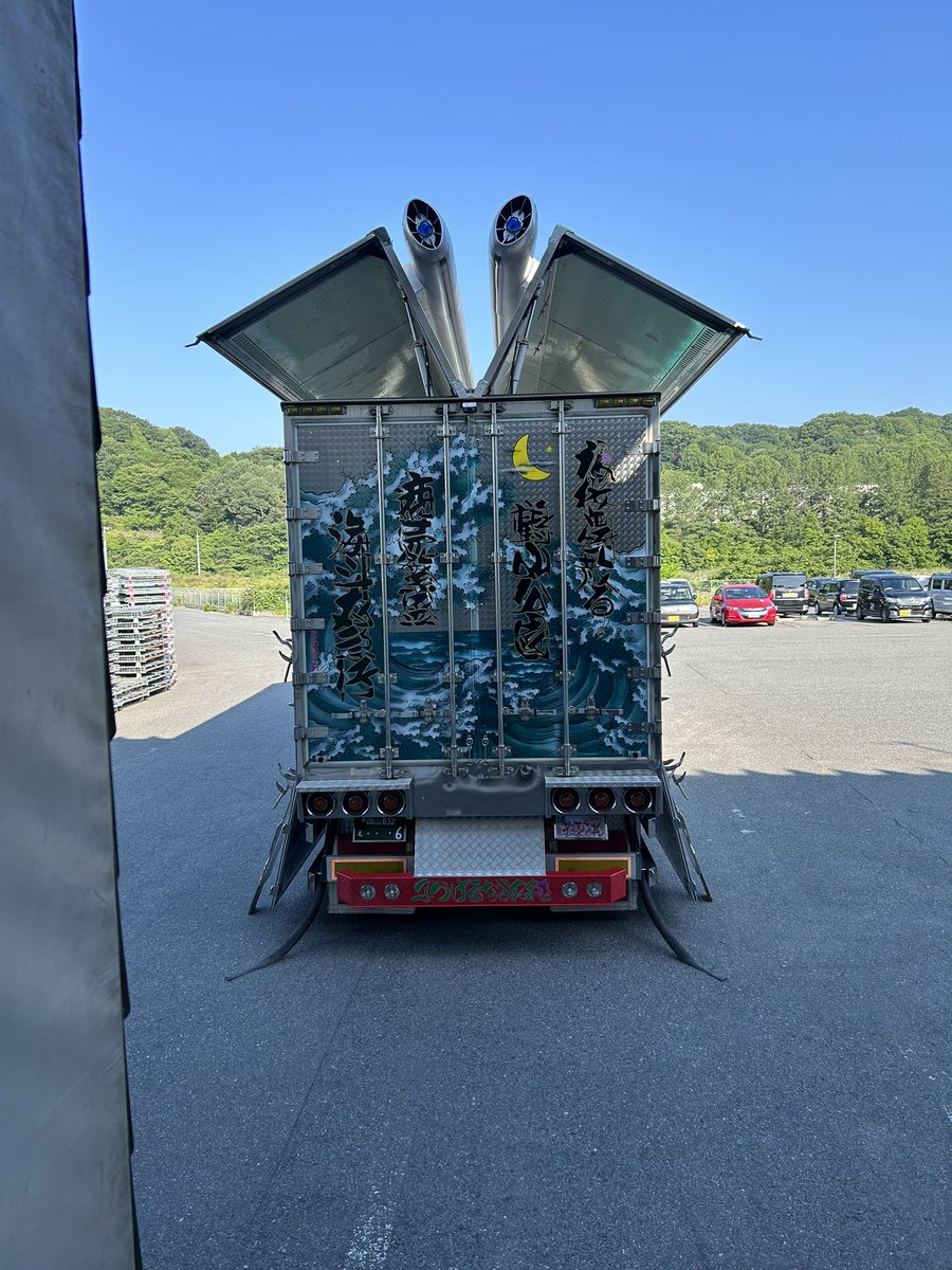 suke3003's tweet photo. 次の車もカッコよくしてもらいました🚚
乗り出して約2週間くらいたったかな！

#海斗丸 #海斗丸急行 #デコトラ #アートトラック https://t.co/E8hxG9UbOw