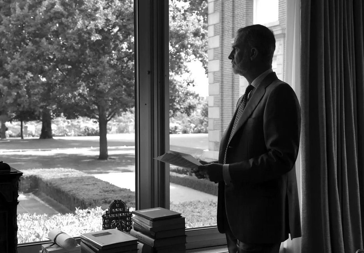 Hispaniarum_Rex's tweet image. La Casa de Su Majestad ha publicado nuevas fotografías del Rey Felipe VI con ocasión de la celebración del 10 aniversario de su ascensión al trono español el día 19 de Junio.
📷 Casa de Su Majestad el Rey 
monarquiasi.tumblr.com