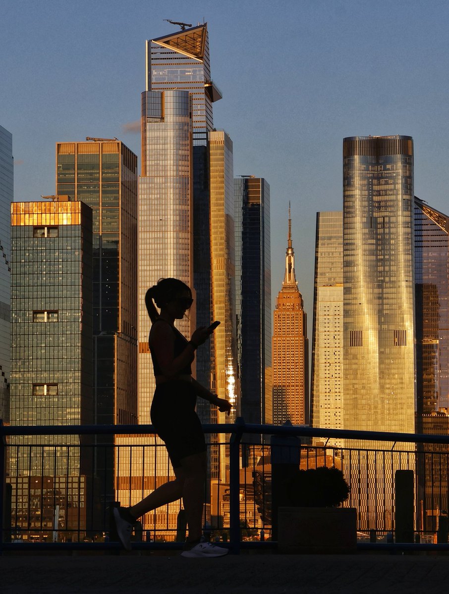 GaryHershorn's tweet photo. Sunset on the Empire State Building and the towers of Hudson Yards in New York City, Saturday evening #newyorkcity #nyc #newyork @empirestatebldg #sunset https://t.co/6mcPCq4MJN