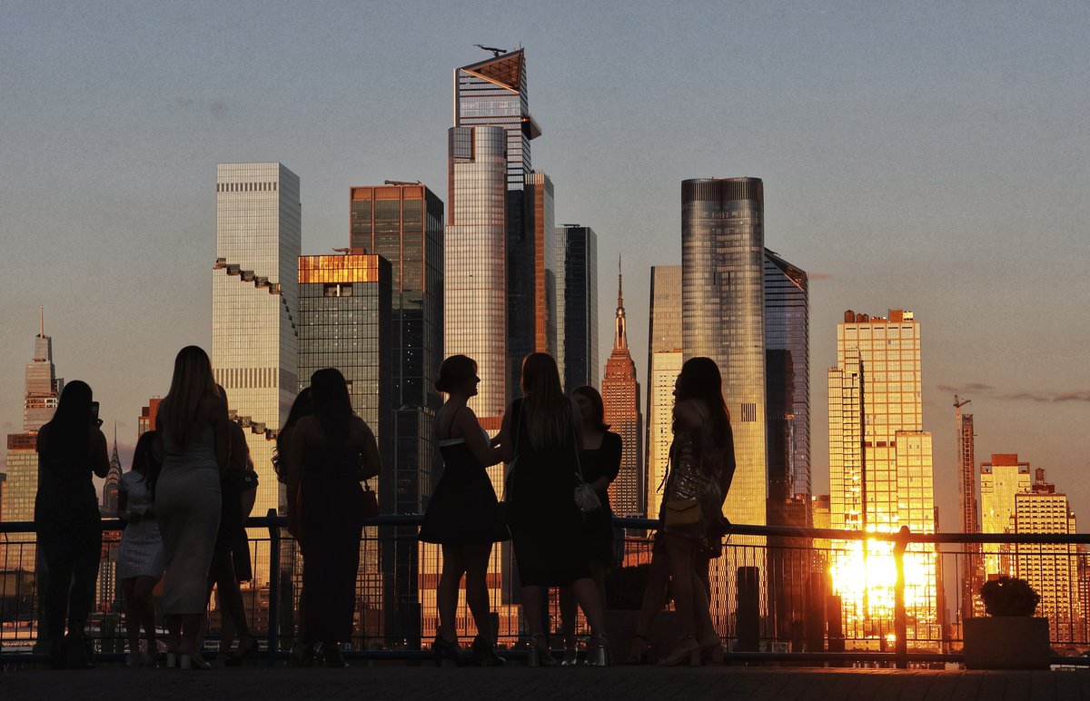 GaryHershorn's tweet photo. Sunset on the Empire State Building and the towers of Hudson Yards in New York City, Saturday evening #newyorkcity #nyc #newyork @empirestatebldg #sunset https://t.co/6mcPCq4MJN