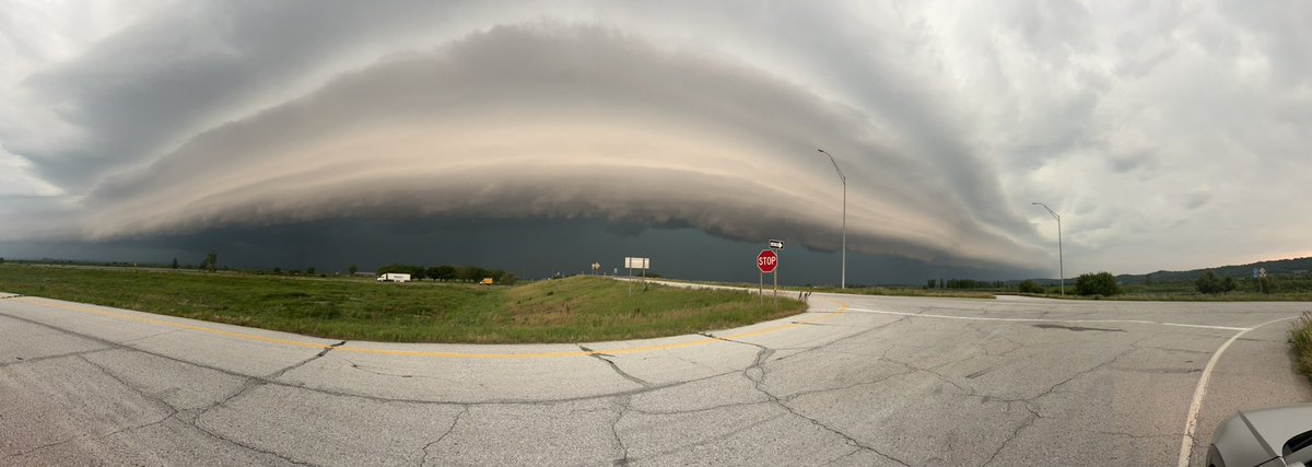 amdorj's tweet photo. impressive Shelf Cloud and gust front at I-29 Exit 1/Hamburg IA #iawx #newx @NWSOmaha https://t.co/GdOOg3K4vF