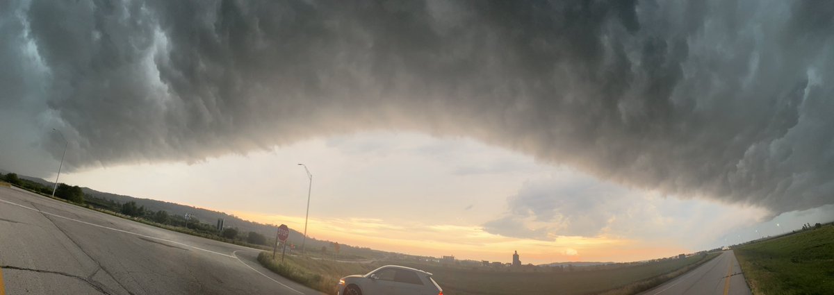 amdorj's tweet photo. impressive Shelf Cloud and gust front at I-29 Exit 1/Hamburg IA #iawx #newx @NWSOmaha https://t.co/GdOOg3K4vF
