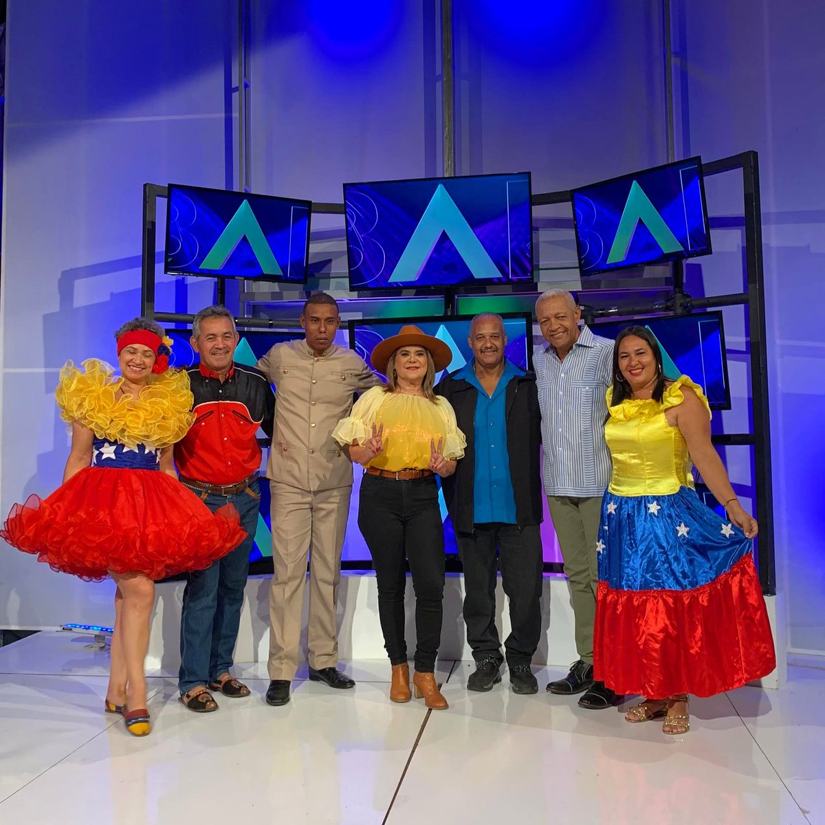 sssvenevision's tweet photo. Los cantantes @RUMMYOLIVO y #FranciscoPacheco nos pusieron a corear al ritmo del tema "Dale joropiao 💃🏻" en esta celebración del día del padre 🤩 Dale ❤️ y coméntanos qué te pareció su visita #Venevision #SábadoImbatible 👏🏻 https://t.co/wzMZnDkCDf