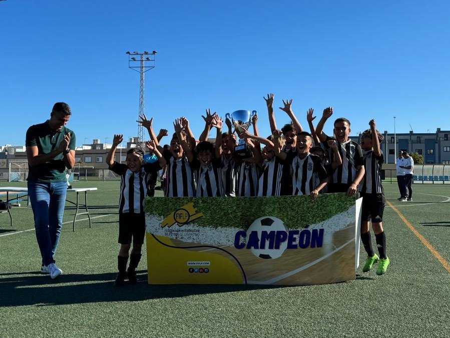 GECbase's tweet image. ⚫⚪ RC VICTORIA

🏆 El Victoria es campeón de la copa de campeones benjamín fase B.

🥅 Empataron 4-4 en el tiempo reglamentario contra el Roque Amagro y ganaron por 3-2 desde los 11 metros.

✅ Un nuevo título para uno de los clubes más antiguos de Canarias.