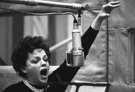 iShowTunes's tweet photo. #JudyGarland's Recording Session for #ICouldGoOnSinging, with 3 little visitors... #LizaMinnelli, @Lorna_Luft &amp; #JoeLuft (1963). https://t.co/Q5Blikjy6U