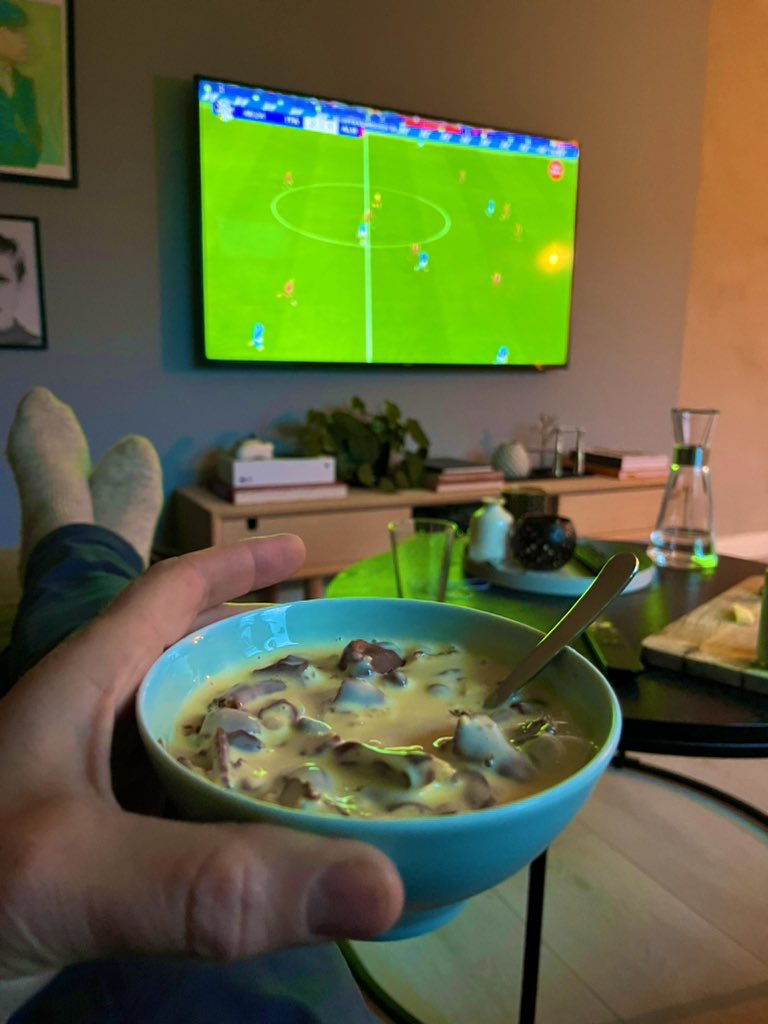 Desserttips:

Knust Smash med vaniljesaus.

Danny Welbeckomme!