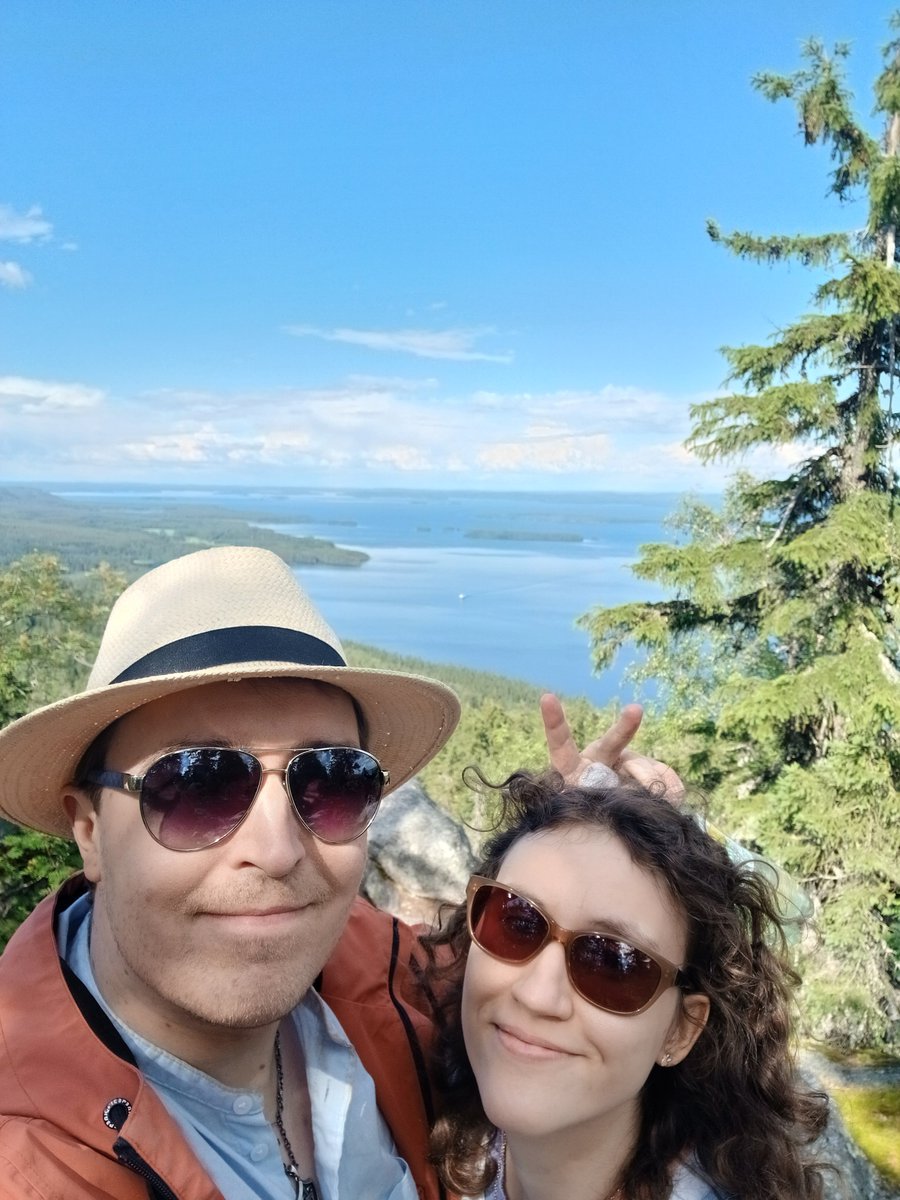 JP_Latti's tweet image. Kansallismaisemat kohdillaan! 💚

(Ja huomasin samalla reissulla, että mulla on samanlainen hattu kuin Kari Salmelaisella joskus kasarilla 😁)

#Koli #Suomi #Finland #Finnland