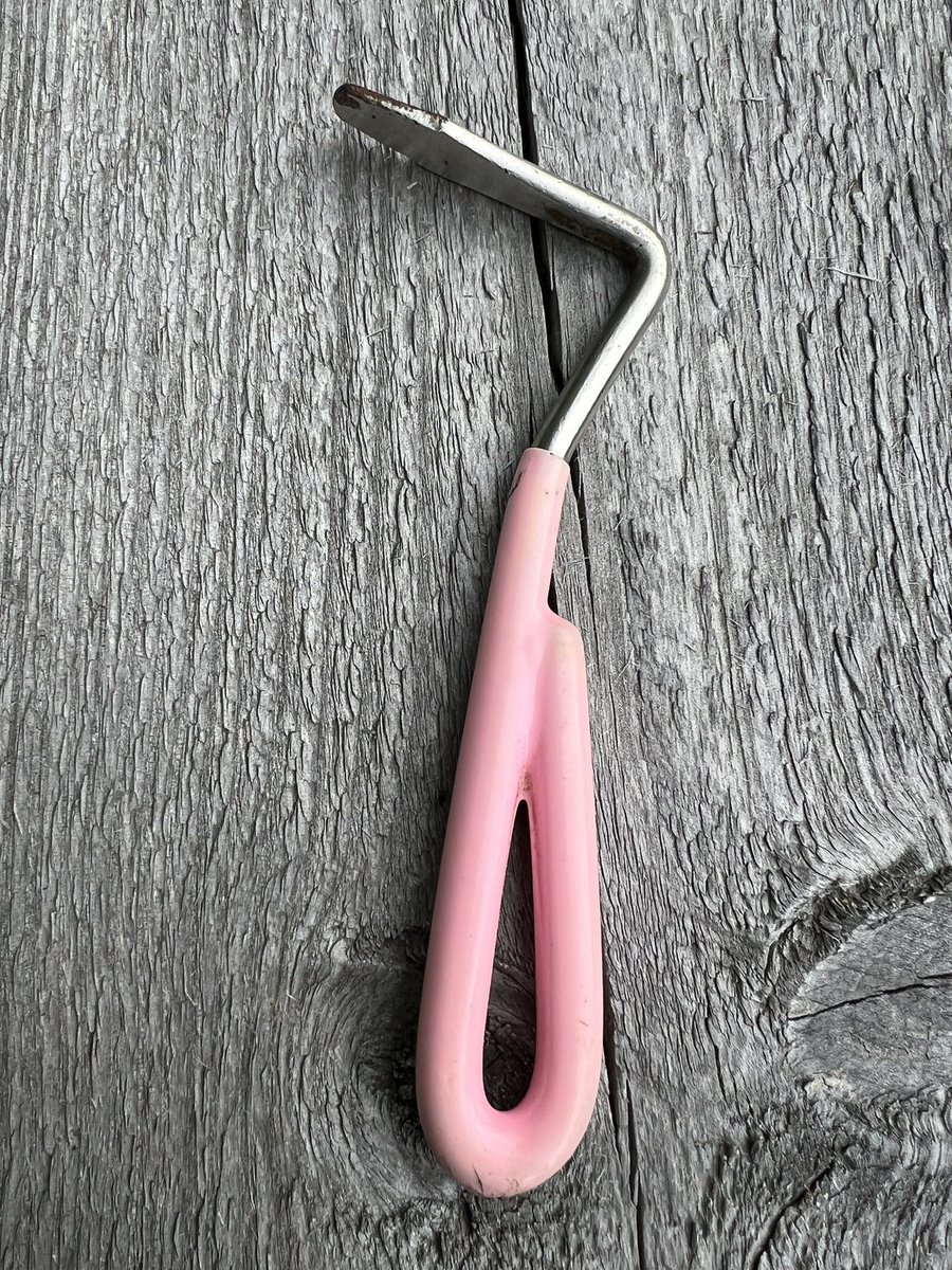 Pääsin vetämään valehtelijoiden klubia #keskusta puoluekokouksessa.

<a href="/ollirehn/">Olli Rehn</a>  valehteli, että tällä poistetaan mopon tulpan piikki. <a href="/marialofg/">Maria Löfgren</a> väitti, että tällä kaivetaan tavaroita naisten käsilaukusta. <a href="/JukkaLeskela/">Jukka Leskelä</a> mielestä  tällä asennetaan aurinkopaneeleja. Tasapeli! ❤️