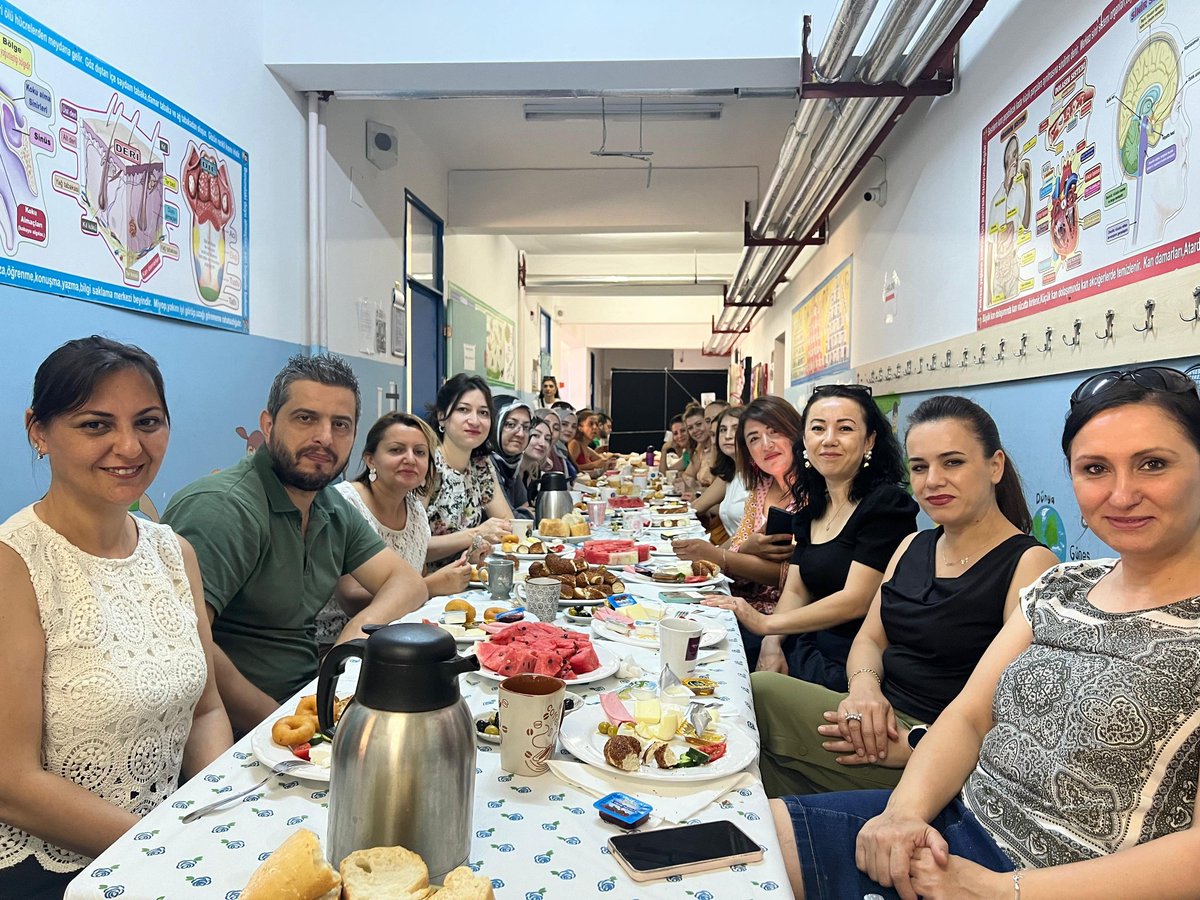 Okulumuzda Karne Günü:
2023-2024 eğitim öğretim yılına sığdırdığımız birçok projeyle veda ettik. Çok güzel geçen bir yılın ardından öğrencilerimiz karnelerini öğretmenlerinin elinden aldılar. Güzel bir tatil geçirmeleri dileğiyle öğrenci ve öğretmenlerimize iyi tatiller dileriz.