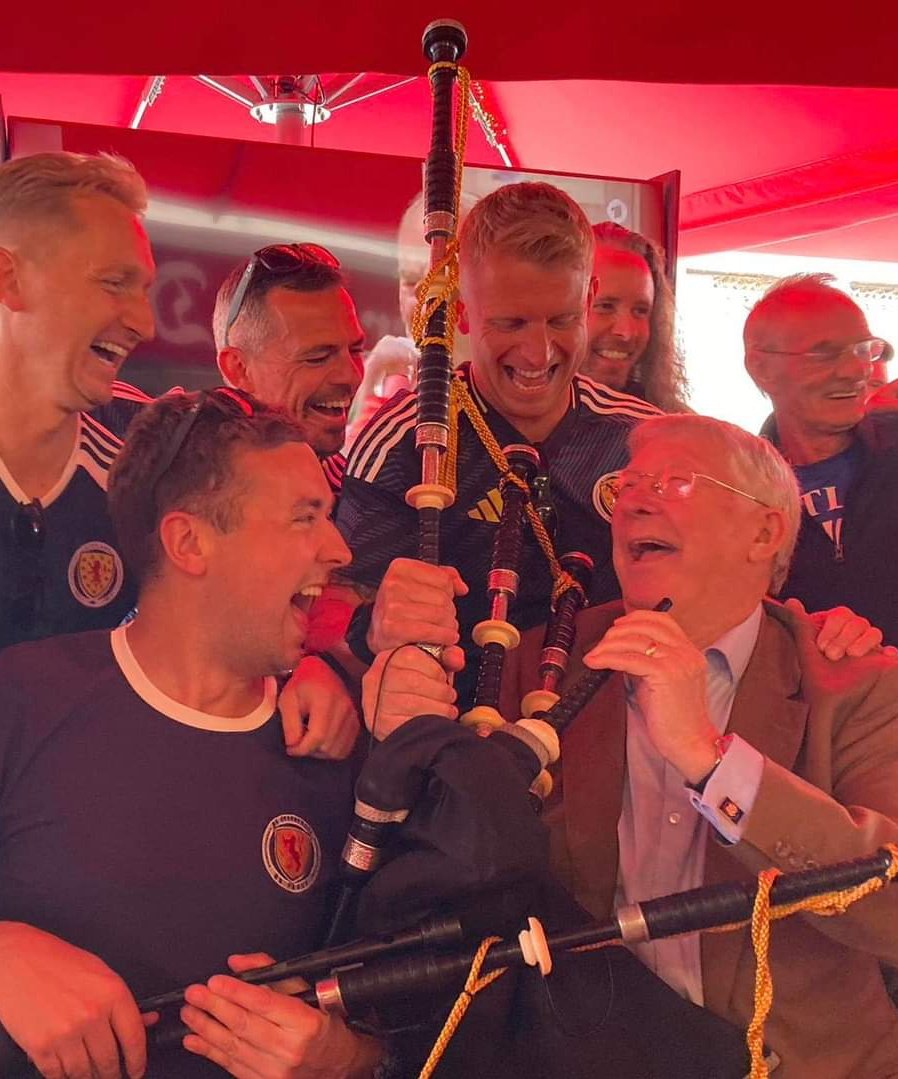 UtdFaithfuls's tweet photo. 📸 - Sir Alex Ferguson having fun with fans in Germany!

He looks so happy, it's so good to see 😅❤️ https://t.co/rp3CcVYUSS