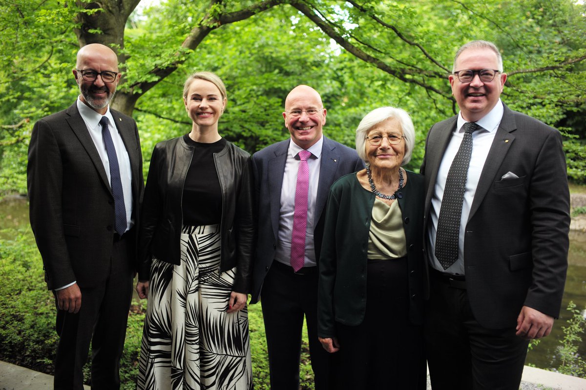 Nicht nur die Nati🇨🇭, sondern auch #Dübendorf hatte heute Grund zu feiern: 50 Jahre Gemeinderat! Eine würdige Feier mit guter Stimmung 🥳 Mit Stadtpräsident André Ingold, Roger Gallati, Rosmarie Zapfl und Patrick Schärli, Präsident Gemeinderat.
Foto: Hans-Felix Trachsler