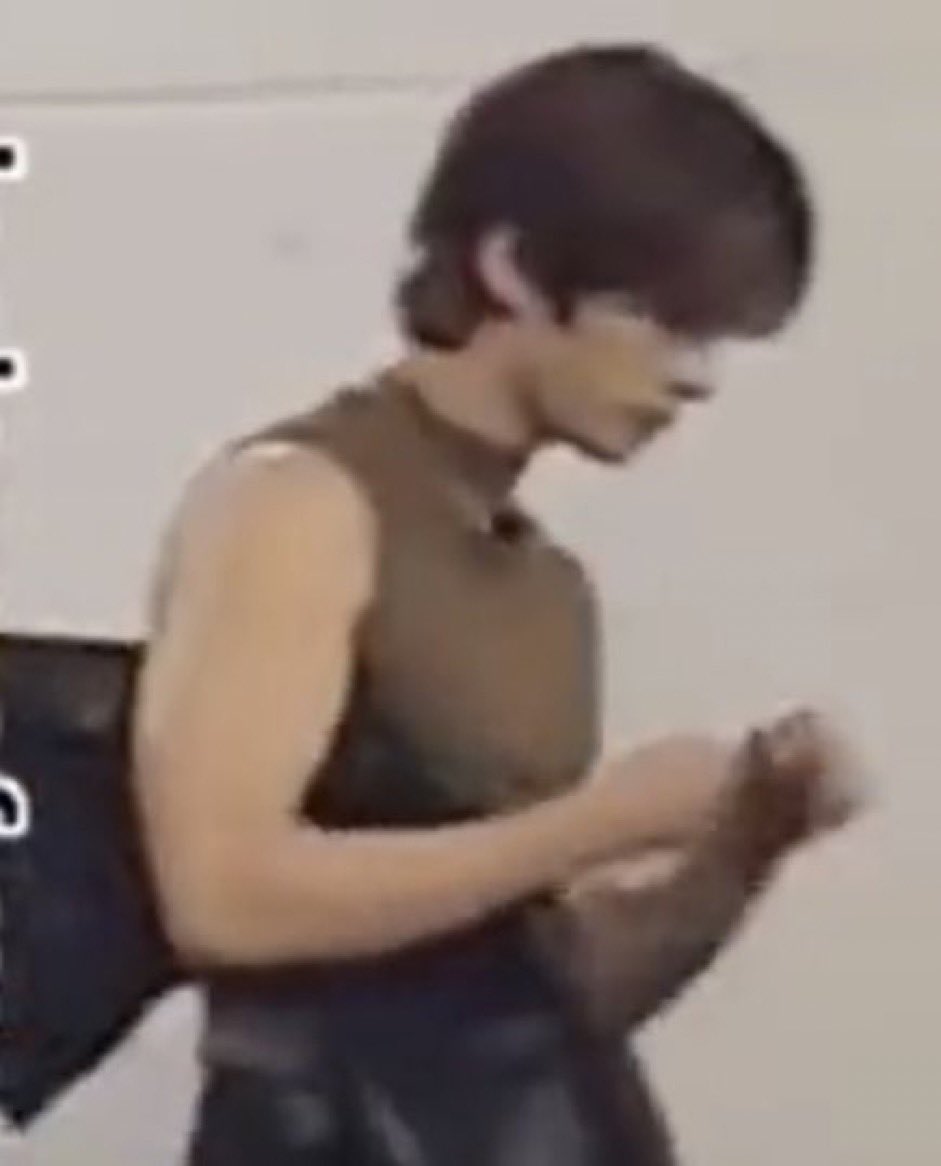 more lee know in sleeveless tops please