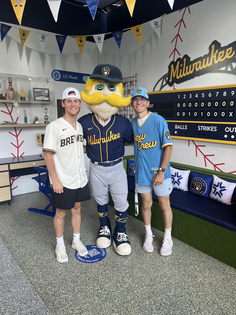 DaylinHaney9's tweet photo. thank you @Brewers for letting me slide down bernie’s slide‼️ https://t.co/VA8FLe6Q04