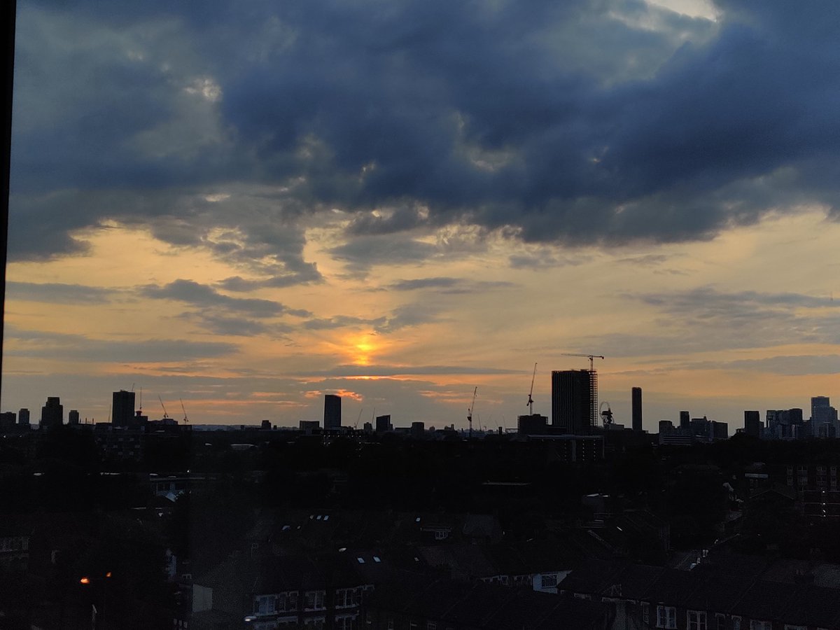agnitha7's tweet photo. Βραδιάζει! #besttime #sunset #London #june #myview #view #mywindowview #cityview #moodofthenight https://t.co/5Ou5dNwSWw