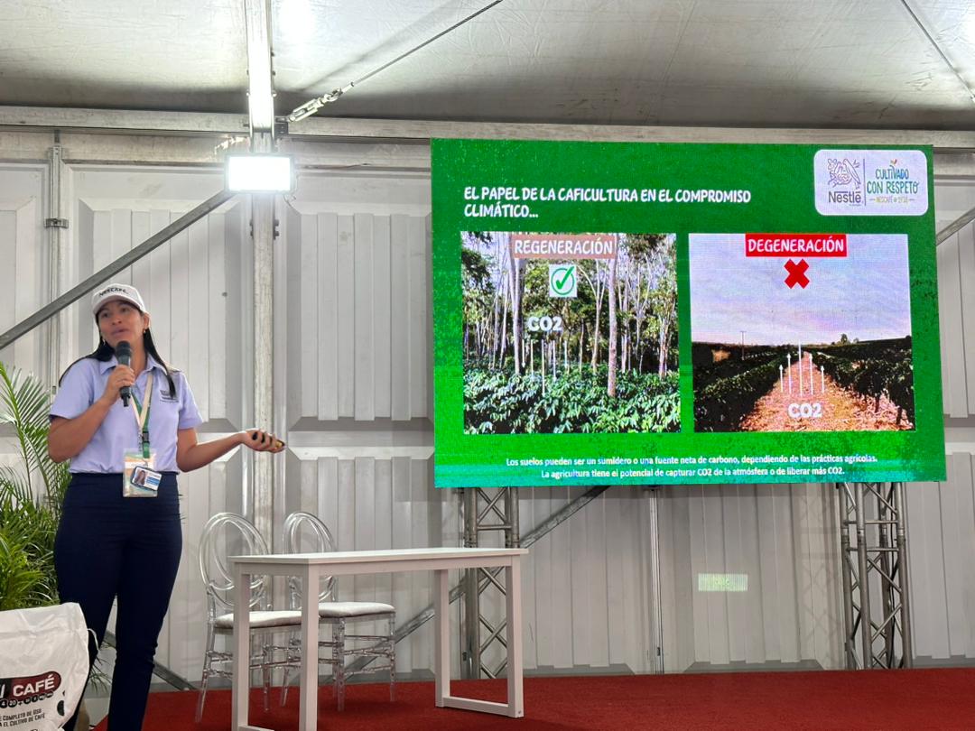 NestleContigo's tweet photo. ➡Hoy seguimos en el EICEV desde el Parque Simón Bolívar de La Carlota compartiendo información sobre nuestros esfuerzos en torno al desarrollo cafetalero en el país a través de nuestro programa Cultivado con Respeto🌱

#Neslté #NestléContigo #Nescafé #CultivadoConRespeto https://t.co/bSnkZQFtfU