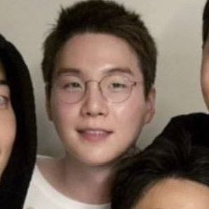 ToutouAhH1's tweet image. It's like Chinese boys studying in France 😭😭
#yoongi #SUGA_BDAY #suga