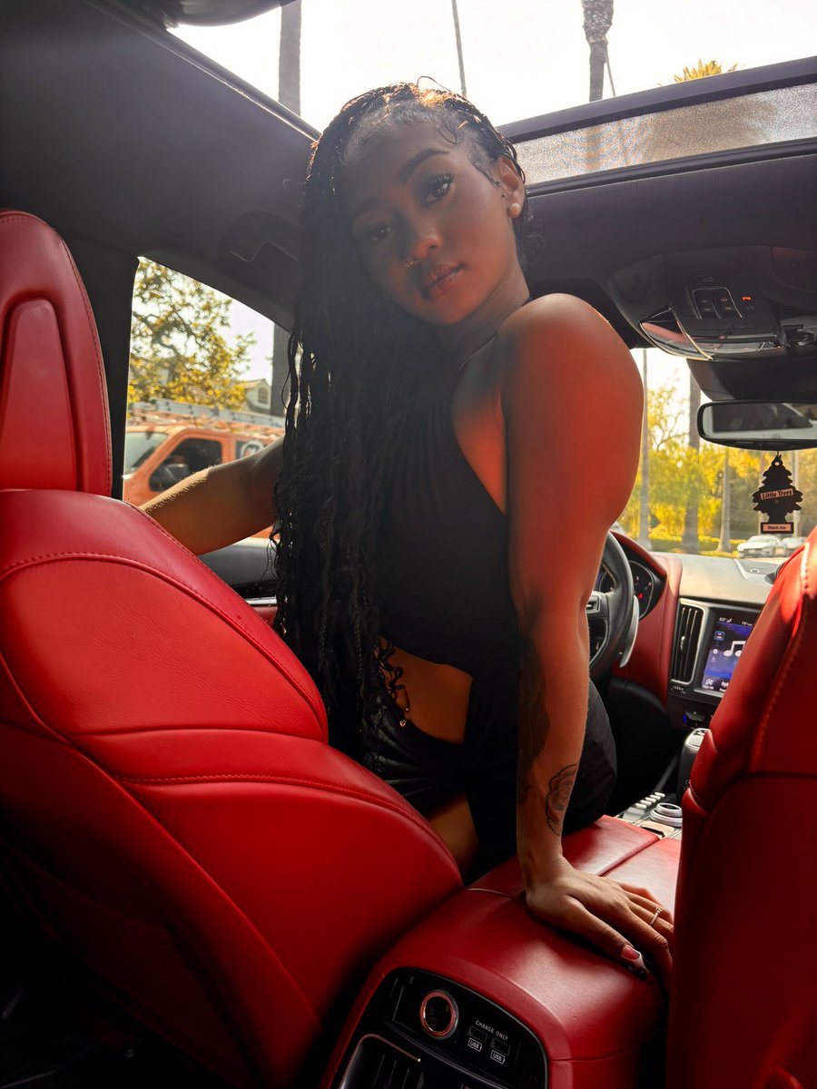 BigGivenchiii's tweet photo. B!tches want my life I’m paid &amp; put up 🌴💋 https://t.co/GllURky8K4