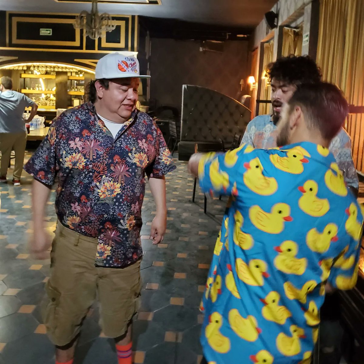 MrNerd2707's tweet photo. Se logró la foto con estos genios, les gustó mi camisa de patitos y les mostré que era de los que si tienen reloj de @horafelizpodcas chingon el show de hoy.
@TeAmoTioRober @cojofeliz
#mapofavo #chiringüillo https://t.co/5iZ1sNDWd8
