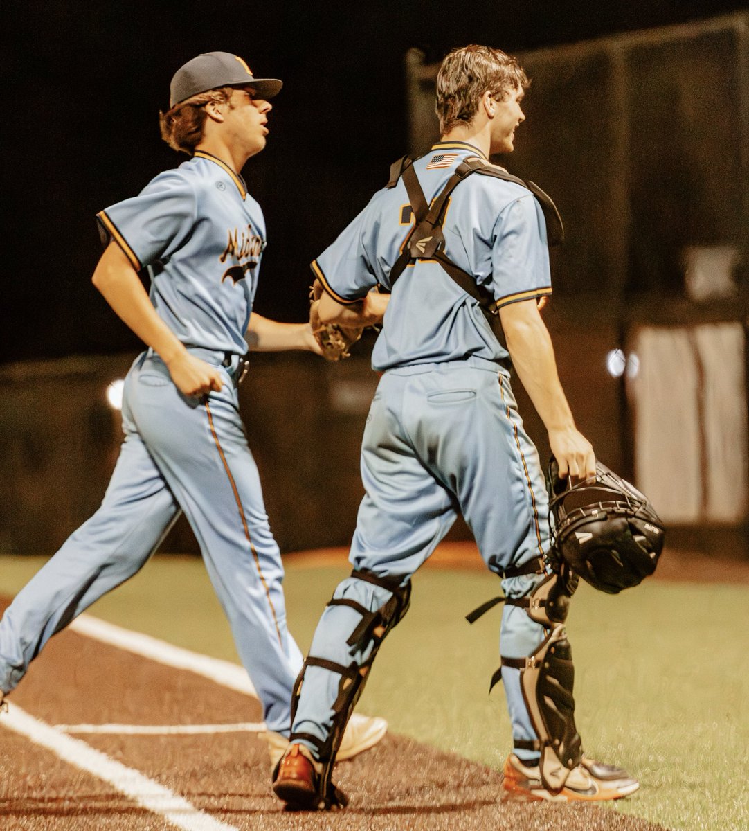 Won the pool and headed to the semi-finals. See you tomorrow at U of Louisville. Tyson Copley ⁦<a href="/Tcopley2212/">Tyson copley</a> started on the mound with ⁦<a href="/reece_lomenick/">Reece Lomenick</a>⁩ &amp; ⁦<a href="/MaxHenderson23/">Max Henderson</a>⁩ closing. 12 hits in the game. 2Bs from @sam_osborne3, <a href="/LawrenceFile/">Lawrence File</a> &amp; ⁦<a href="/hen_wible/">Henry Wible</a>⁩.