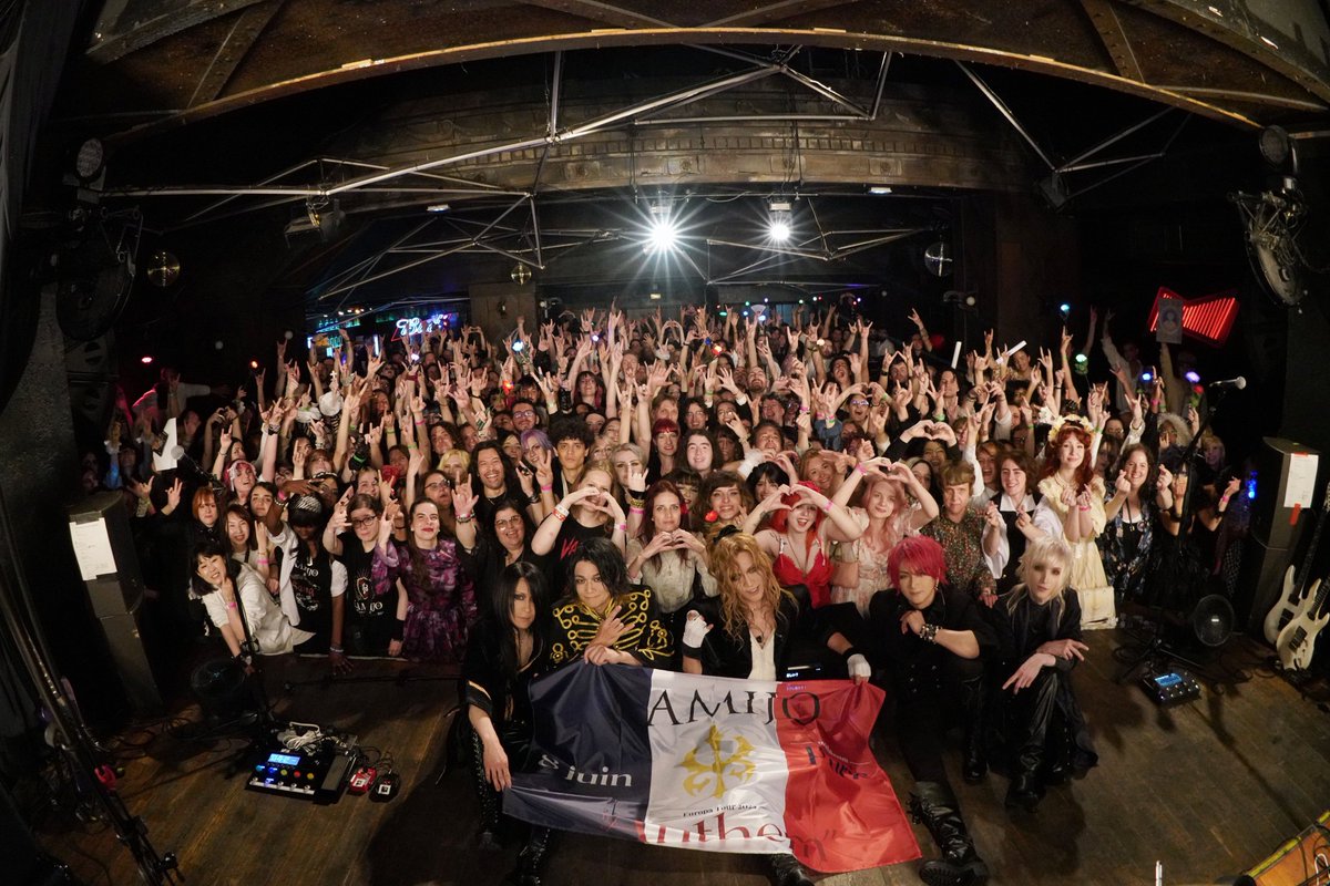 NotSoSweetMon's tweet photo. Il y a une semaine, j'ai découvert plusieurs artistes très talentueux au concert de @KamijoOfficial pour sa tournée en Europe. La vie n'est plus pareil depuis : Allez écouter Gale et Midnight Sun de @hiro_guitar 😚 https://t.co/NIxwUoIdeP