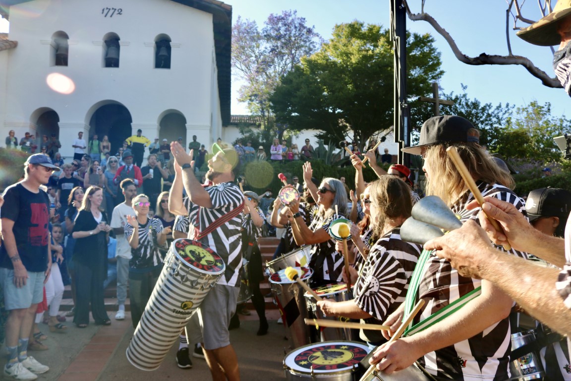 🎸 15-minute warning! Samba Loca will be lighting up the Beer Garden at 2:15 PM. Get ready to dance to some lively and infectious samba rhythms! 🎶

#LiveOakMusicFest #KCBX #SambaLoca #LiveMusic #FestivalFun
