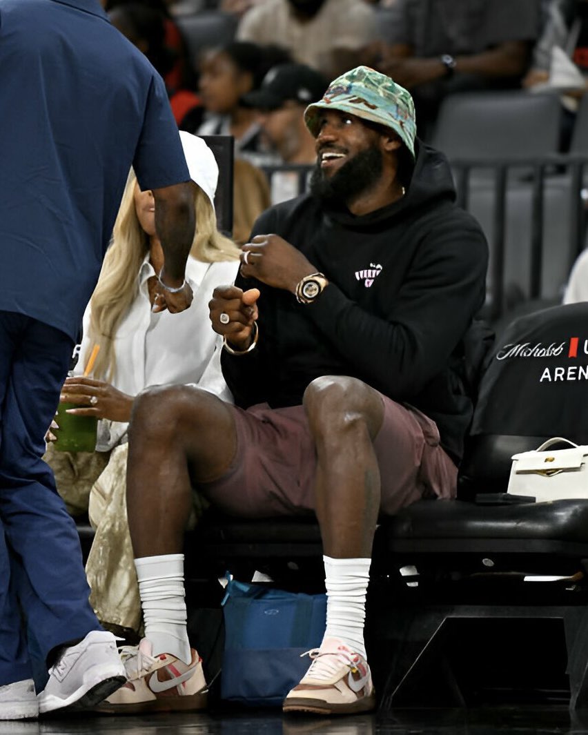 nicekicks's tweet photo. LeBron James pulled up to the Aces vs. Liberty game rockin’ the upcoming Union LA x Nike Field General 💫 https://t.co/gXMVrrGeA4