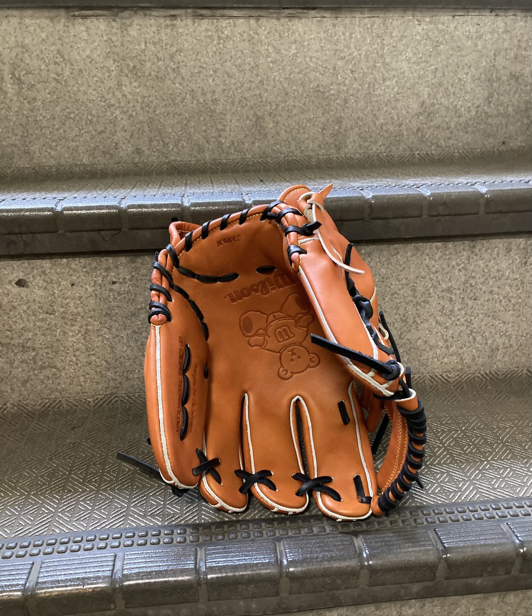 atsumu_nakata's tweet photo. #WILSONBEAR 刻印
カスタムオーダーで人気のウイルソンベア刻印(インク/写真は限定仕様の素焼きです)。硬式も軟式もソフトボール問わず全ての選手にお勧めです。ウイルソンでカスタムオーダーをご検討されている選手ぜひ。
#安定した捕球から送球へ
#守備率10割に近づくグラブ
#86型
#wilson https://t.co/G8lDYAkjCD