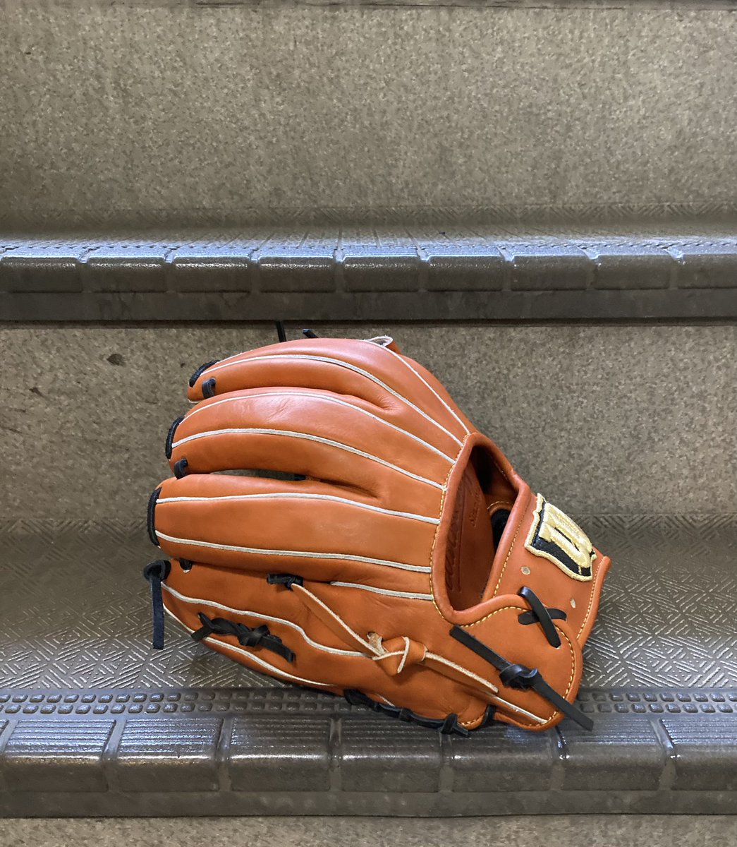 atsumu_nakata's tweet photo. #WILSONBEAR 刻印
カスタムオーダーで人気のウイルソンベア刻印(インク/写真は限定仕様の素焼きです)。硬式も軟式もソフトボール問わず全ての選手にお勧めです。ウイルソンでカスタムオーダーをご検討されている選手ぜひ。
#安定した捕球から送球へ
#守備率10割に近づくグラブ
#86型
#wilson https://t.co/G8lDYAkjCD