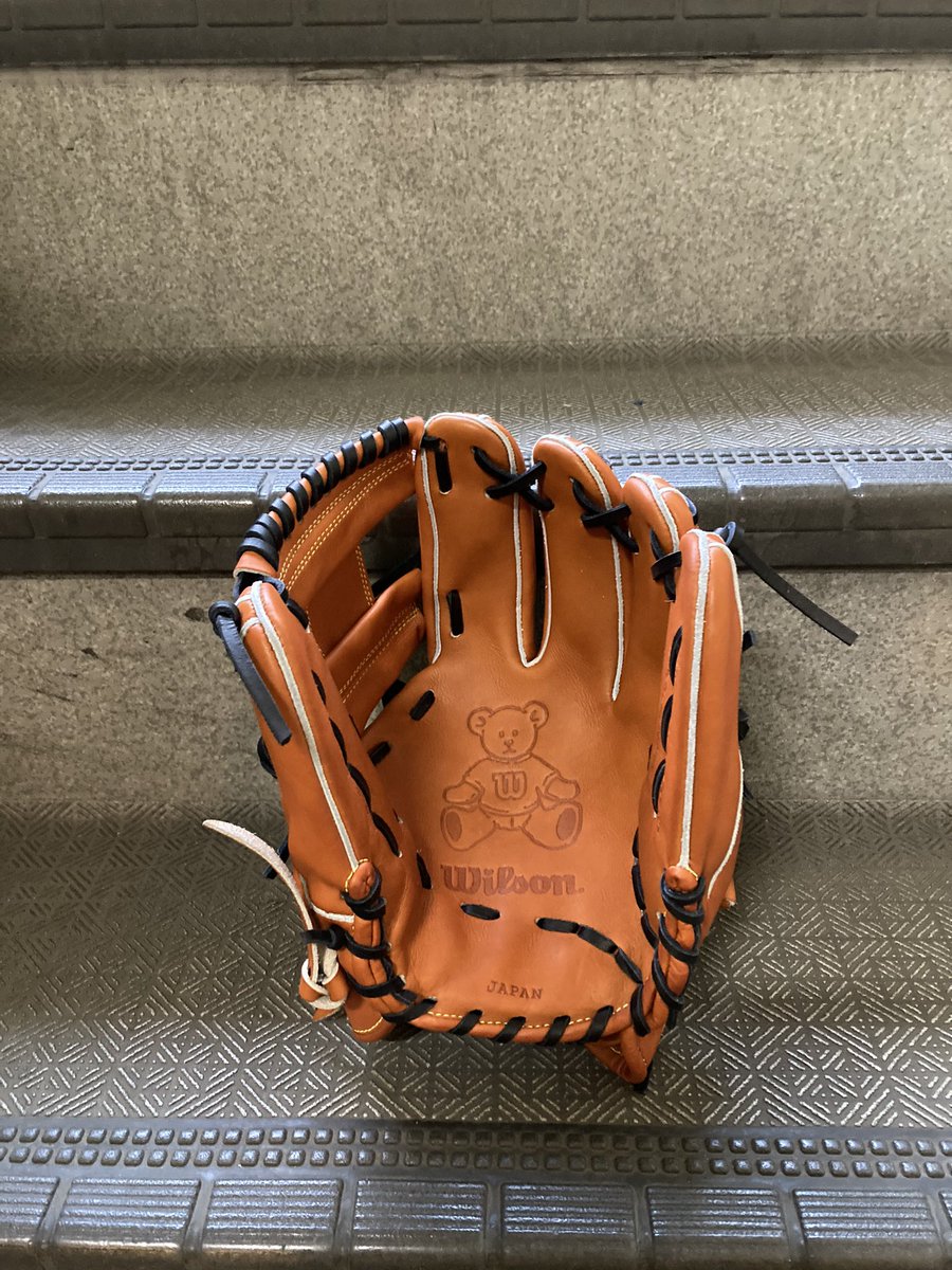 atsumu_nakata's tweet photo. #WILSONBEAR 刻印
カスタムオーダーで人気のウイルソンベア刻印(インク/写真は限定仕様の素焼きです)。硬式も軟式もソフトボール問わず全ての選手にお勧めです。ウイルソンでカスタムオーダーをご検討されている選手ぜひ。
#安定した捕球から送球へ
#守備率10割に近づくグラブ
#86型
#wilson https://t.co/G8lDYAkjCD