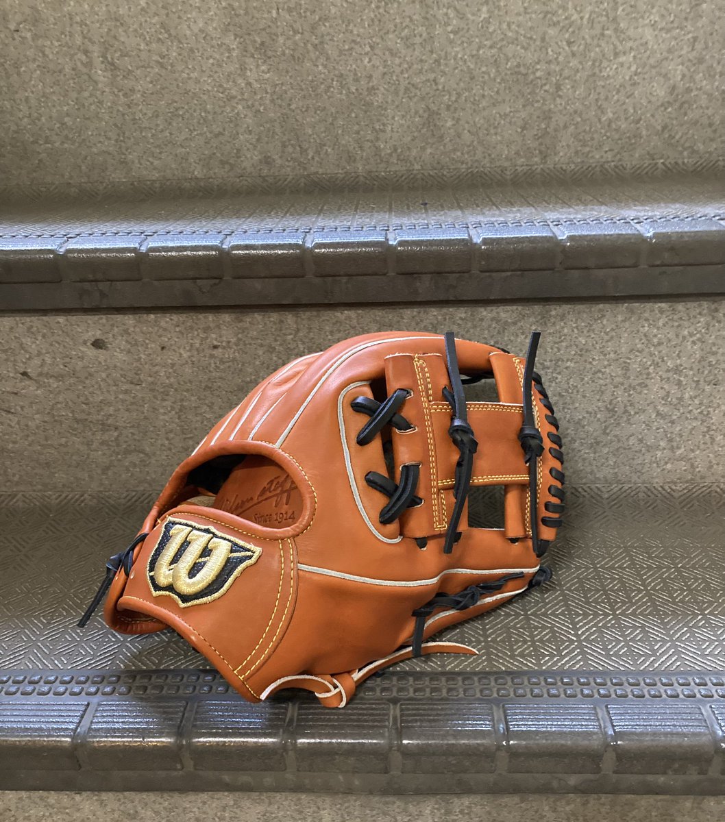 atsumu_nakata's tweet photo. #WILSONBEAR 刻印
カスタムオーダーで人気のウイルソンベア刻印(インク/写真は限定仕様の素焼きです)。硬式も軟式もソフトボール問わず全ての選手にお勧めです。ウイルソンでカスタムオーダーをご検討されている選手ぜひ。
#安定した捕球から送球へ
#守備率10割に近づくグラブ
#86型
#wilson https://t.co/G8lDYAkjCD