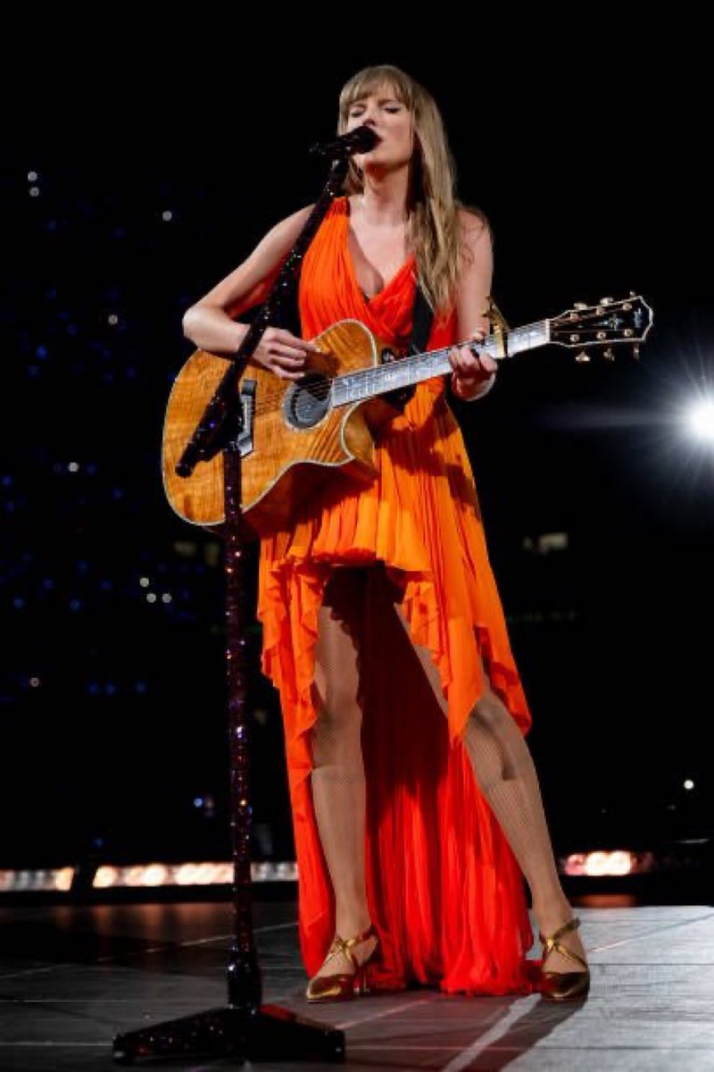SwiftNYC's tweet photo. The first surprise song for Liverpool Night 3 on the guitar is “Carolina” x “No Body No Crime” mashup remix 🤍🥹 #LiverpoolTStheErasTour https://t.co/PpAATLo5BG
