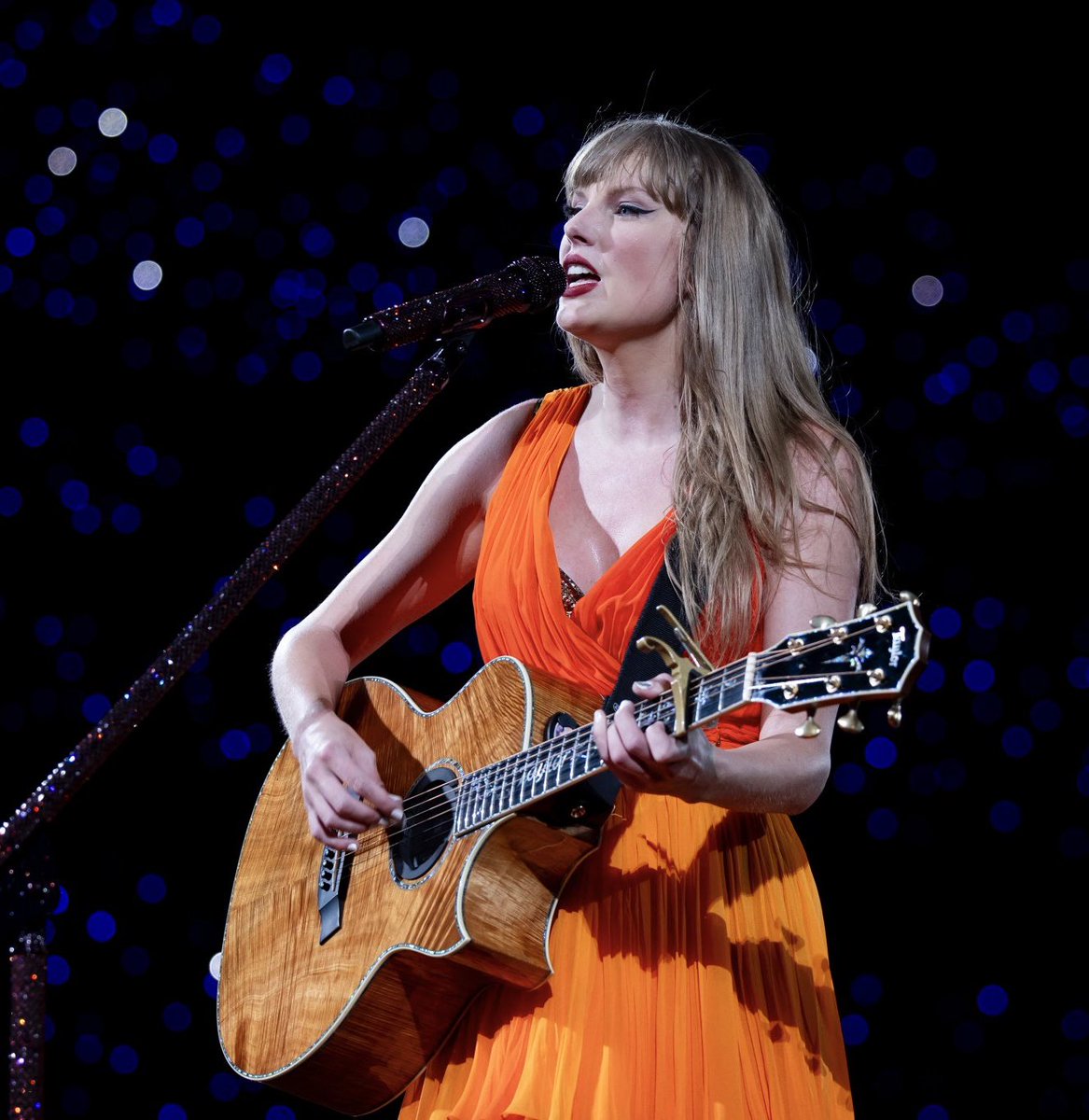 tswifterastour's tweet photo. 🚨| TAYLOR PERFORMS A MASHUP OF "Carolina" and "no body, no crime" FOR DAY 3 OF THE ERAS TOUR IN LIVERPOOL, ENGLAND! #LiverpoolTSTheErasTour https://t.co/2THaNqfeGj