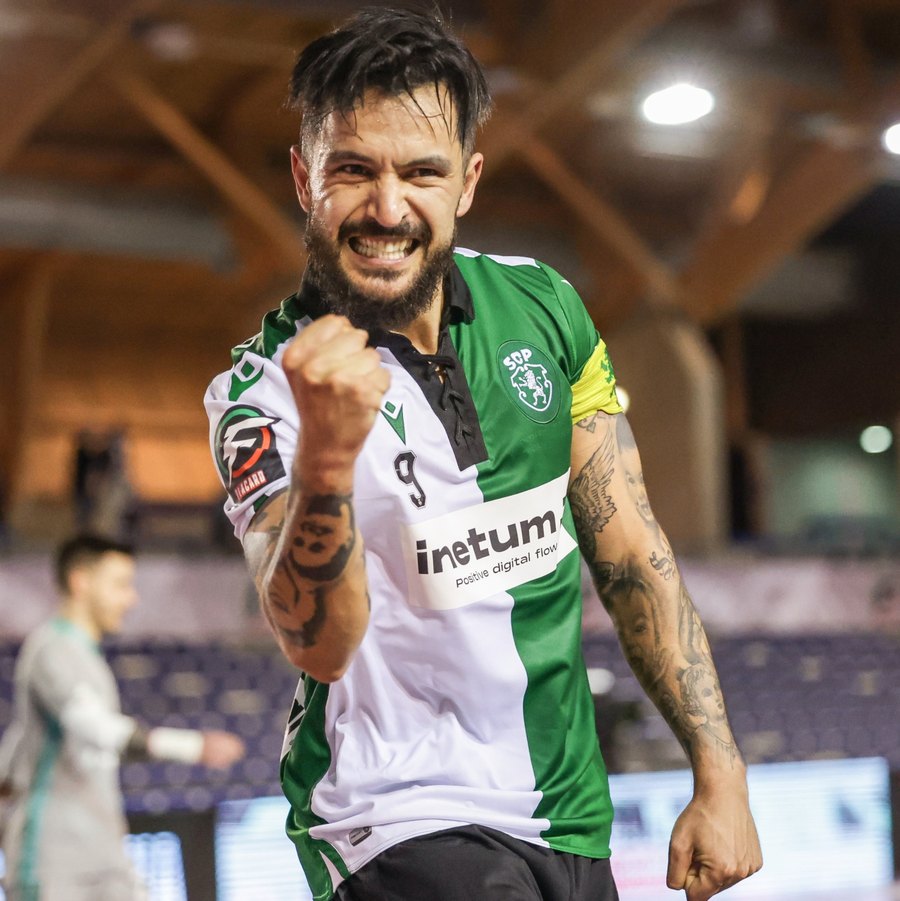 Não merece uma Estátua, merece muito mais. Uma das melhores carreiras na história da modalidade. Um dos melhores atletas de sempre da história do desporto nacional. 

João Matos é a personificação do Sporting Clube de Portugal e de Portugal 💚