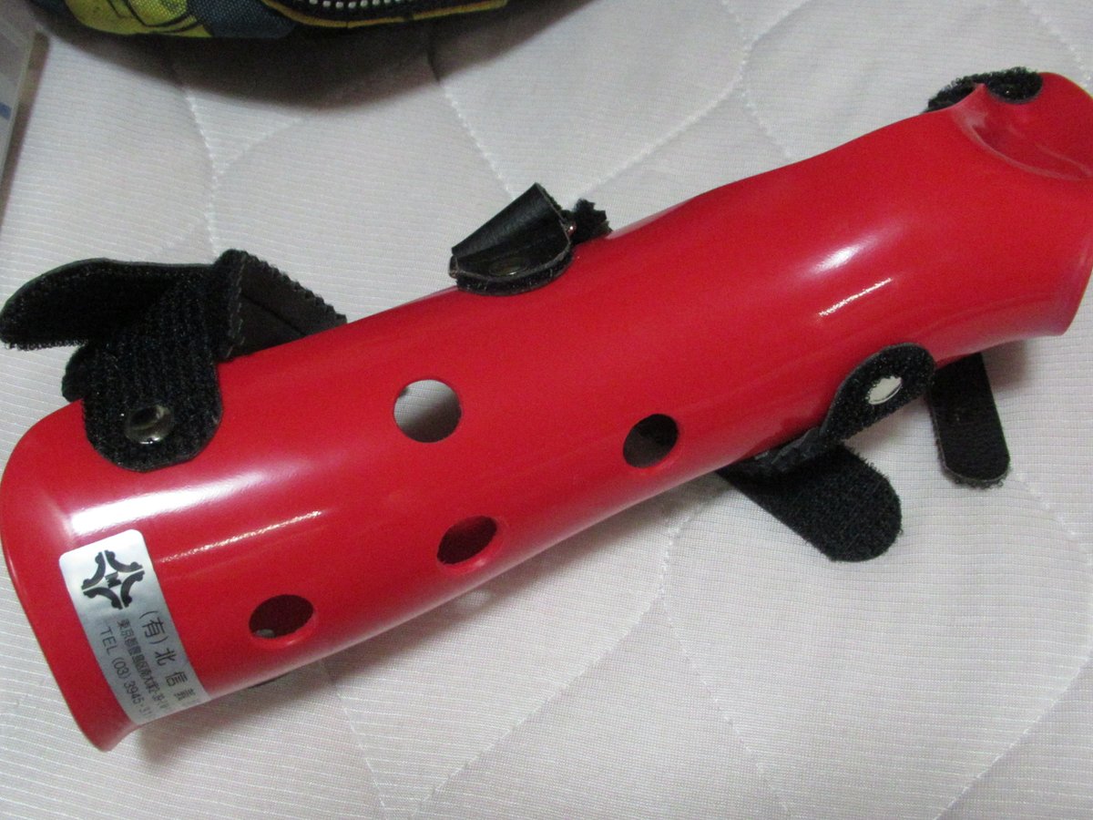 h_namida's tweet image. 手首を何度か痛めたら
とうとう痛みがとれなくなって
#TFCC と診断された

骨折とは違うけど
それ並みの治療で装具も作った

主治医が
この色で作ったの初めて見たと…
痛い場所は「主張」せねば

全治3～6週間
宜しく頼むよ！