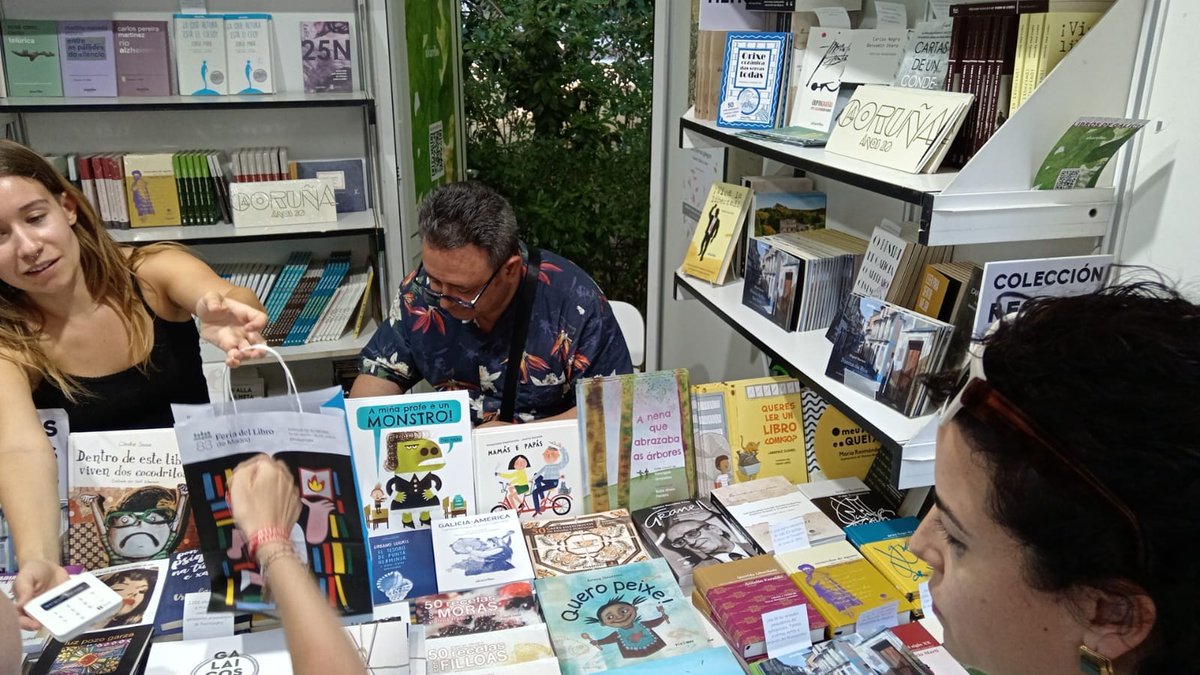 #MiguelBarrera Xamebou Vilalba  asinou hoxe na nosa #Caseta285 da <a href="/FLMadrid/">Feria del Libro de Madrid</a> o seu «Poema da rúa das Aves», Premio de Poesía do <a href="/ConcelloVilalba/">Concello de Vilalba</a>. Un orixinal poemario concebido como un guión cinematográfico.