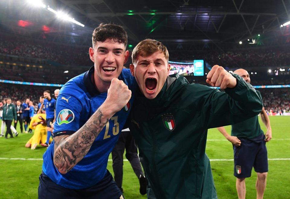 raffaelecaru's tweet photo. Comunque chiaro che fa piacere vedere i giocatori della tua squadra trascinare l’Italia. Io in primis ma poi bisogna restare lucidi. 

L’Italia è l’Italia. Si tifa la Nazionale e non i singoli. Questo nel bene e nel male.

Ho visto mille tweet per l’errore di Dimarco (da parte di altri tifosi) e altri di risposta degli interisti dopo i gol di Barella e Bastoni. 

Si tifa l’Italia. Non l’Inter. Non la Juve. Non il Milan.