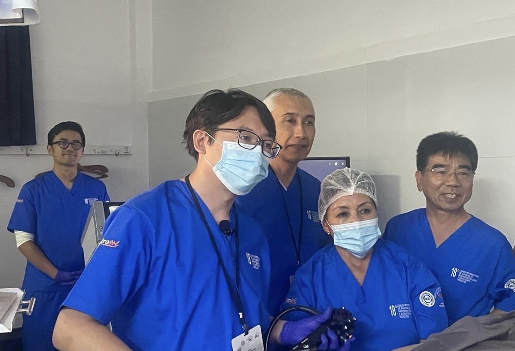 KambaShunsuke's tweet photo. ESD live demos in Bolivia🇧🇴 and Brazil🇧🇷 
8 ESD (eso 1/stomach 1/colon 7) and 2 lectures. Most of the cases had severe fibrosis, muscle retraction, and/or huge size (≒10cm)

I’m exhausted but filled with satisfaction.
The details will be later… https://t.co/u5AScAdnwe