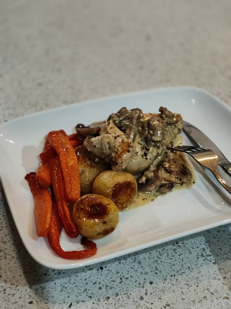 marungah's tweet photo. @TeamFuloZim ,perfecting my culinary skills whilst on my sabbatical 🤣🤣..rate us and  please be kind 🤣🤣 https://t.co/VgFMFNkh0i