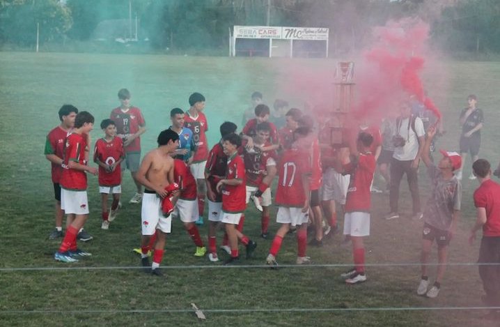 #sub15 GANÓ EL CAMPEÓN 🏆 

Independiente JL (0) vs (1) Artesano 

Bien los pibes! A seguír por este camino 👊🏽💪🏽🔴🟢

Y que los demás sigan boqueando que la copa está en casa... 😚