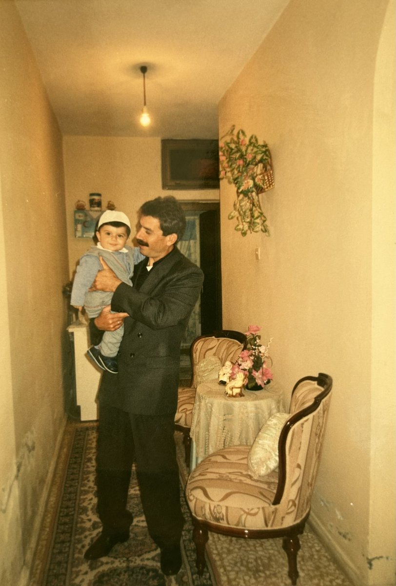 “Artık dünyada olmayan tüm babalar dileriz ki iyilikle anılsınlar…”
Sensiz bir bayram daha… seninle olan tüm anılarımdan her zaman gururla bahsediyorum. “Ben oğluyum” diyince ne kadar içim buruk olsa da gururlanıyorum. Bayramın mübarek mekanın da cennet olsun babam…