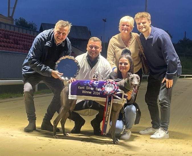 Massive congrats to Magical Bluebear on winning the Silver Salver Sprint (Cat 1) tonight. We're thrilled for the Russells and Gary and Karen Philips. ☘️💙🧸.