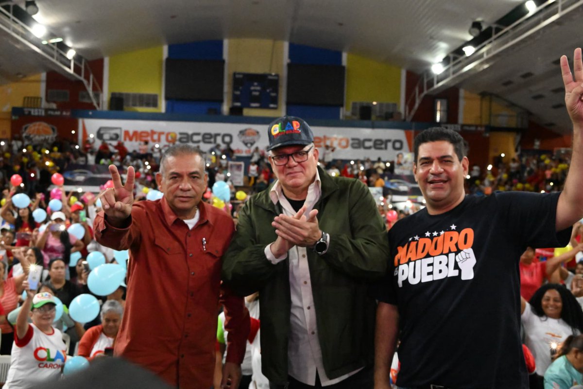 Que vivan los CLAP creación de nuestro Presidente <a href="/NicolasMaduro/">Nicolás Maduro</a> que hoy siguen acompañando y organizando junto al pueblo la defensa de la Revolución Bolivariana en toda Venezuela <a href="/LealTelleria/">M/G Carlos Leal Tellería</a> <a href="/OviedoPSUV/">Tito Oviedo</a>