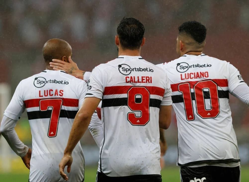 Lucas 
Recusou propostas com salários astrondo México 
Pra voltar e foi campeão

Calleri
Teve propostas do Botafogo,palmeiras até Flamengo 
No brasil “SÓ São Paulo”

Luciano
Recusou o dinheiro infinito da Arábia 
“Amo jogar aqui”

ÍDOLOS,cada um tem oque merece 
👋🥇