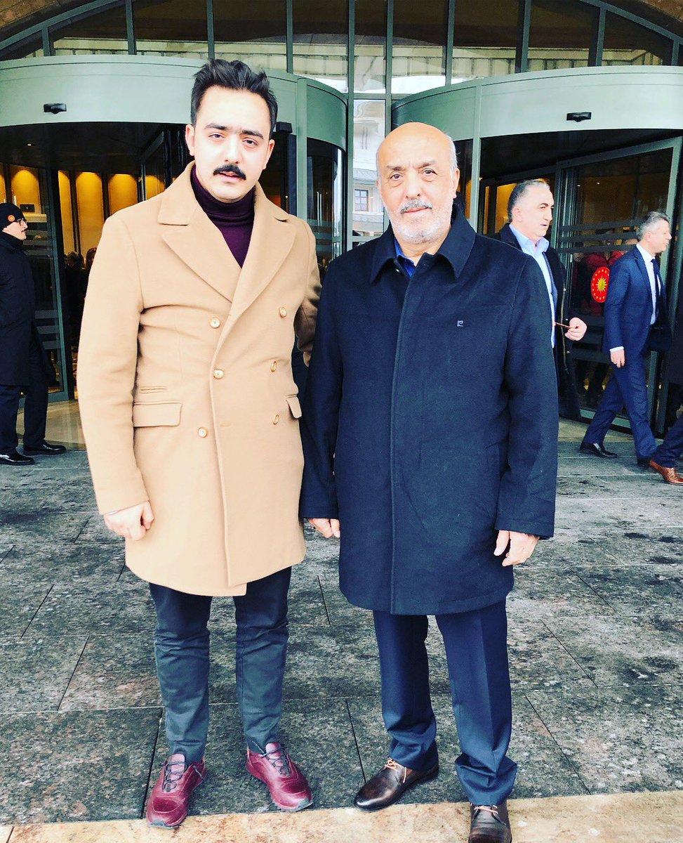 akgultaha's tweet photo. Bugün babalar günüymüs. 
Sensiz ilk babalar günü, ilk kurban bayramı...
 Son nefesini verirken kollarımın arasinda, çaresizce hayata
çevirmeye çalışırken seni.. 
Nerden bilebilirdim ki dün aksam son
kez sarilmisim.. Son kez öpmüsüm seni.. 
Insan sevdigini son kez görecegini bilse nasil olurdu acaba..

Canini teslim ederken Azrail a.s. a nasilda tebessüm ettin öyle, ne gördünde öyle gülümsedin nur yüzlü babacigim.. Ne güzel gittin
Rabb inin yanina ne güzel ayrildin dinyadan, ne mutlu sana ve derler ki nasıl yasarsan öyle ölürsün..

Ben daha önce hiç kirilmamisim, üzülmemisim, canim yanmamis...

Bunu okuyorsan ve babacigin hayattaysa, ilk firsatta kocaman saril ona, kokusunu kokla ve söyle sevdigini... Söyle belki yarn geç
olabilir..

İnanıyor ve hissediyorum ki bizi izliyor görüyor ve duyuyorsun..

Rabb'ime duâm, sana layik bir evlat olabilmek..

Babalar günün kutlu olsun El-Bertizi..

Seni çok seviyorum Babacigim..

Ruhu için El - Fatiha...