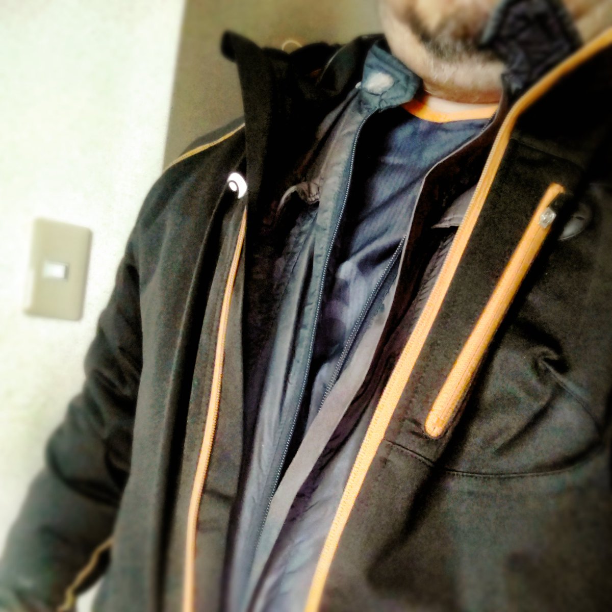 内部は暑くてビショビショになるけど外には汗が漏れない密閉重ね着状態で擦り合わさりたい