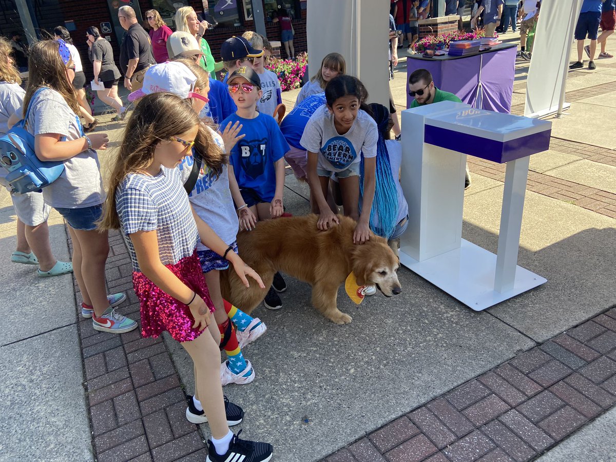 JayBilly2's tweet photo. @BearTavernES #TrebleMakers getting ready for the #NationalAnthem and meeting #Dash and #Rookie https://t.co/PDmdh5mPHU