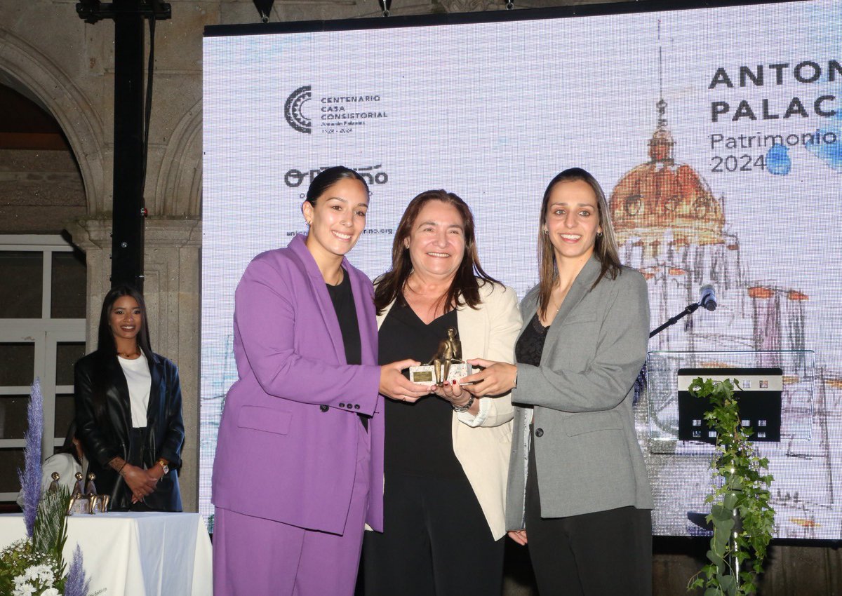 Esta noite recibimos o I Premio Antonio Palacios ao Deporte da man do @oporrinoconcello, <a href="/SaraiSamartin21/">Sarai Samartin</a> e <a href="/AliciaCampo7/">Ali</a> as nosas capitanas estiveron presentes para recollelo.
<a href="/xuntagalicia/">xuntagalicia</a> @luislopezlugues @deputacionpontevedra <a href="/alcporrino/">Alejandro Lorenzo “Caroca”</a> <a href="/joselopezcampos/">José C. López Campos</a> @anaortizalvrez