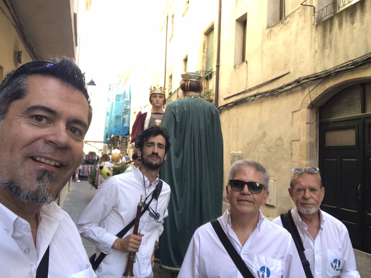 Avui hem viatjat fins a Sant Feliu de Guíxols per acompanyar als @gegantssantfeliu  en el seu aniversari!!! Hem presentat els nous vestits i els hem fet ballar pels carrera de la població!!!
Moltes felicitats @gegantssantfeliu #dinapontusinternacional #potanegra <a href="/escoladgrallers/">Escola de Grallers de Sitges</a>