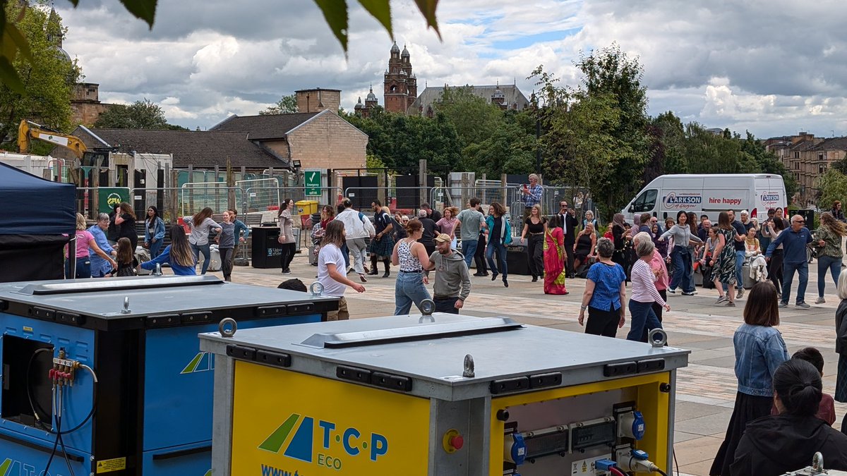 kenskeldon's tweet photo. Brilliant day combining research, music and dance @UofGARC! Over 500 people came by for fab @WestFestGlasgow outdoor ceilidh followed by amazing acts from #MusARC #phonoautobothy inc. headliners @theburninghell. And all powered by hydrogen and solar energy! https://t.co/zmpln7xNej
